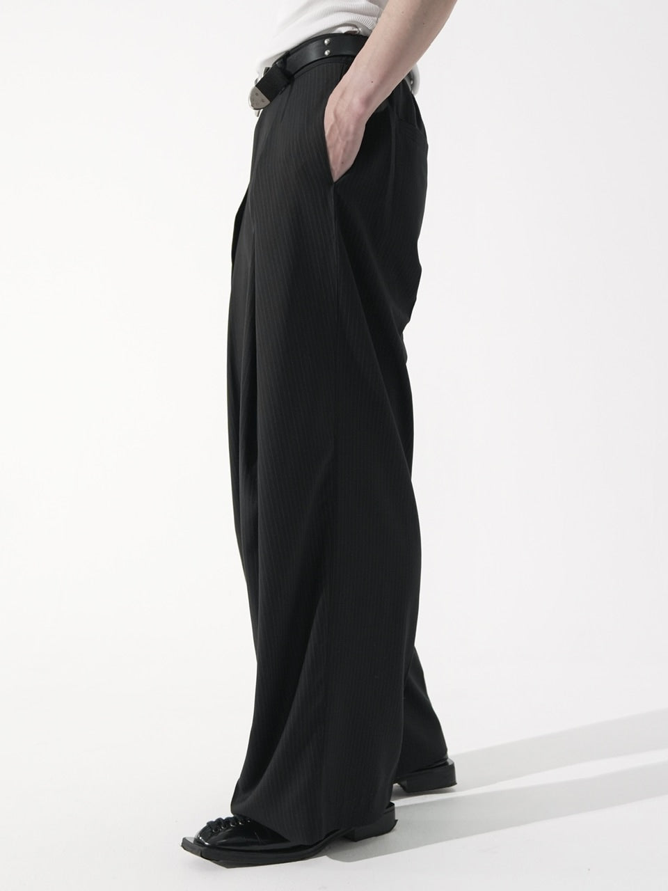 【CS】stripe cross tuck drape slacks (black)