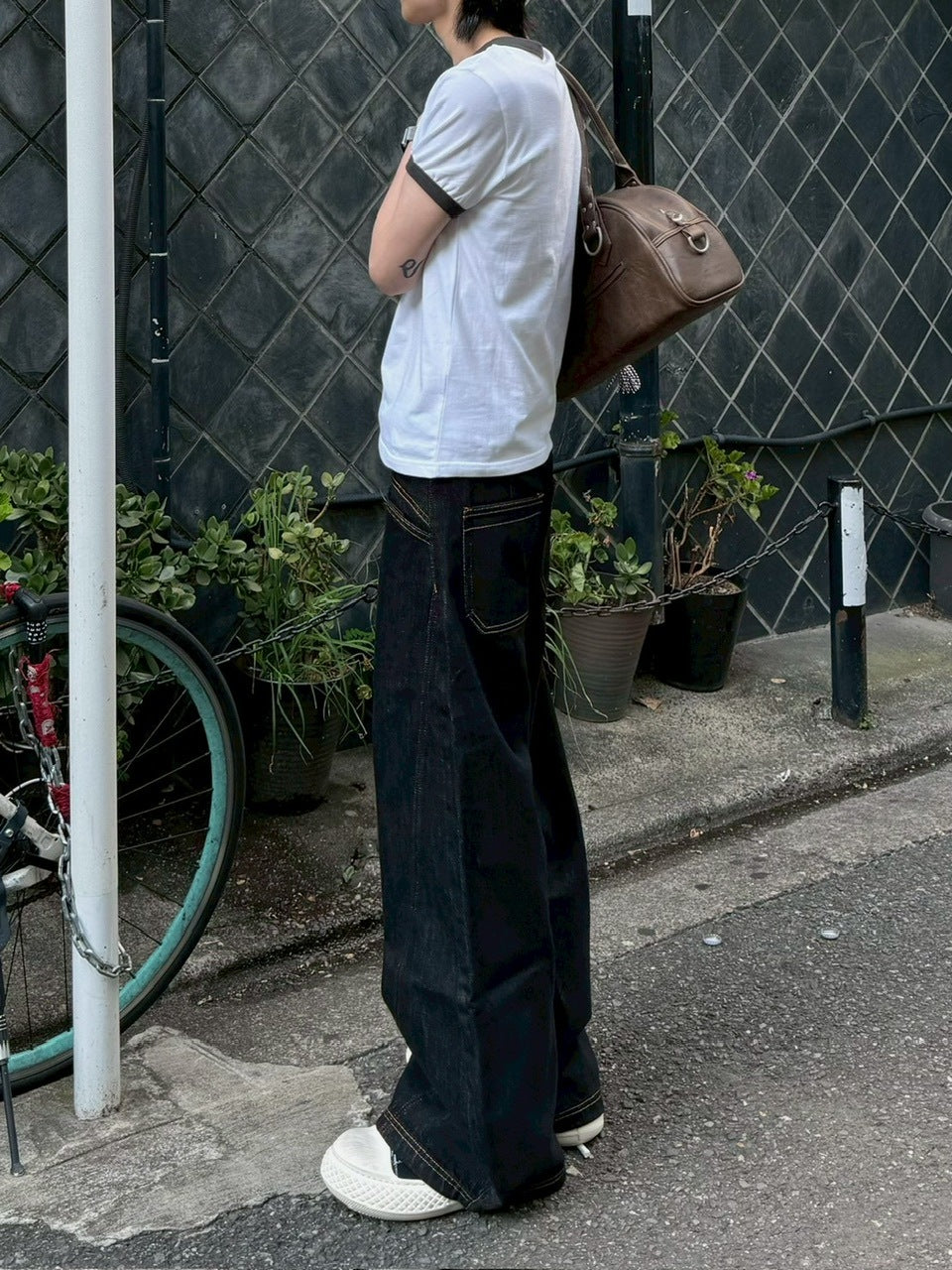 受注制【Chikashitsu +】lilting stitch curve denim pants / 【チカシツプラス】リルティングステッチカーブデニムパンツ