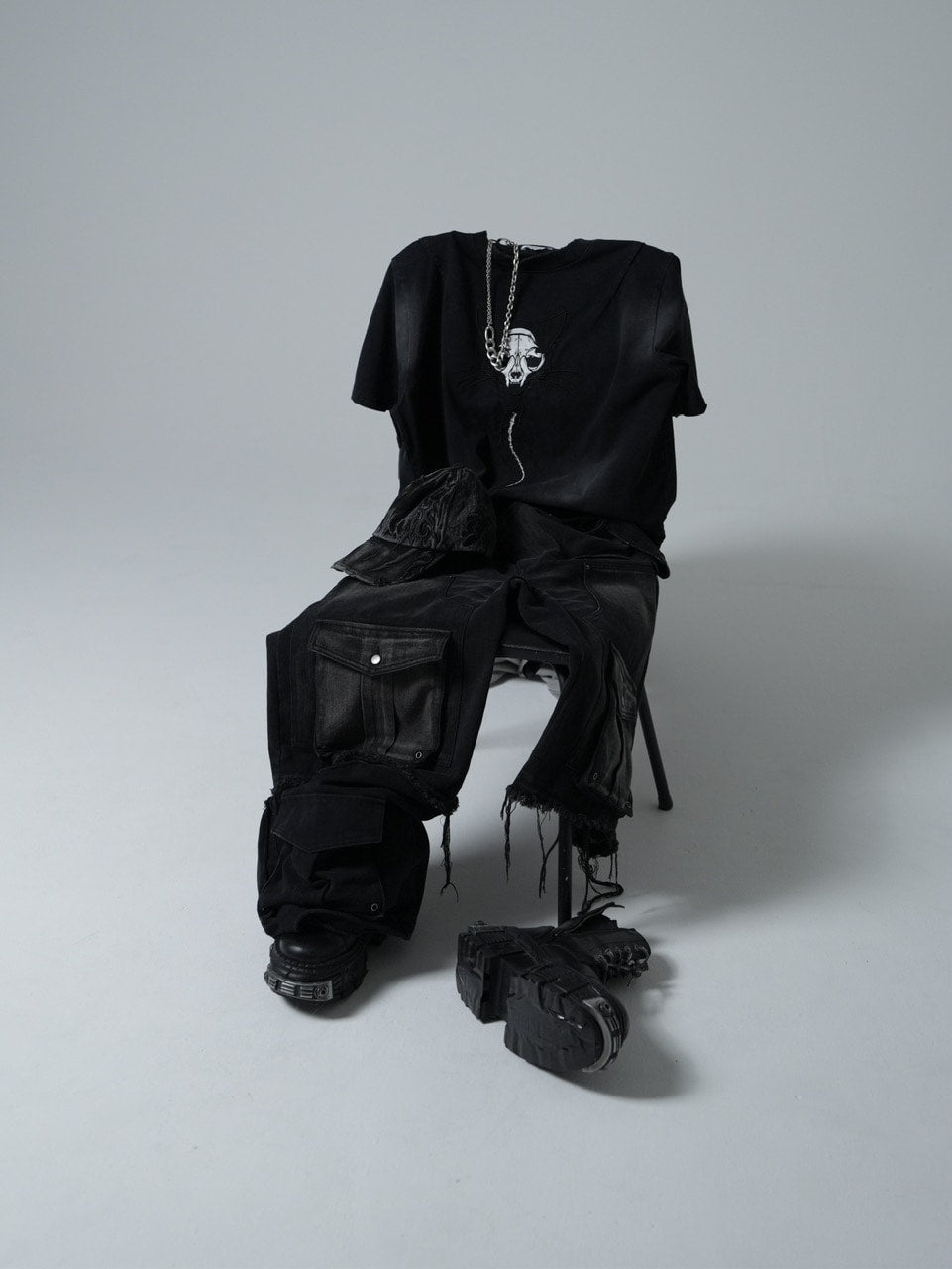 【CHIKASHITSU PLUS HIGH】Destroy skull cat T-shirt (black)