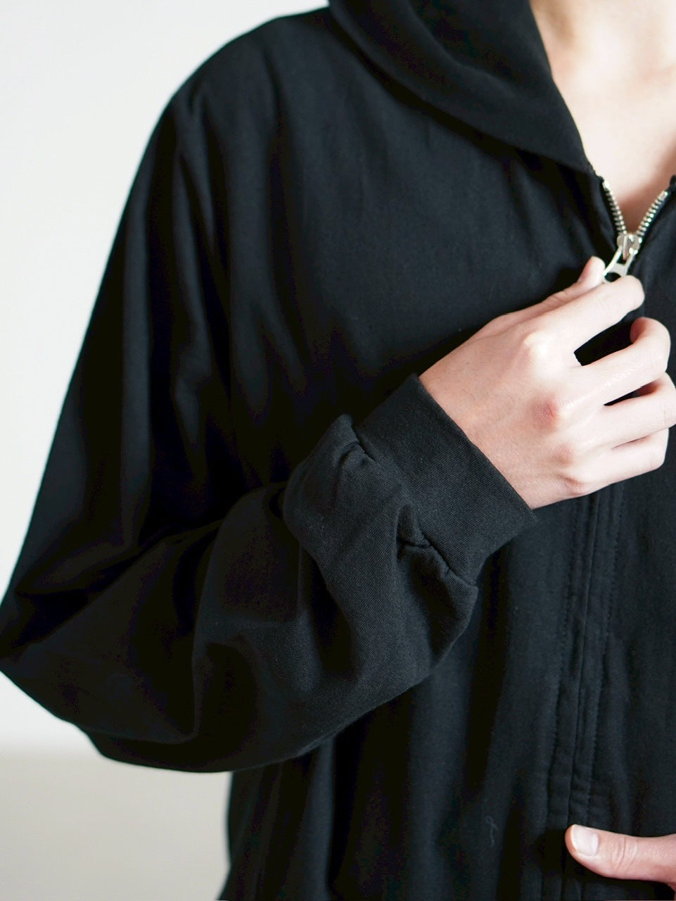 受注制【Chikashitsu +】light touch cropped hoodie / 【チカシツプラス】 ライトタッチクロップドパーカー (3color)