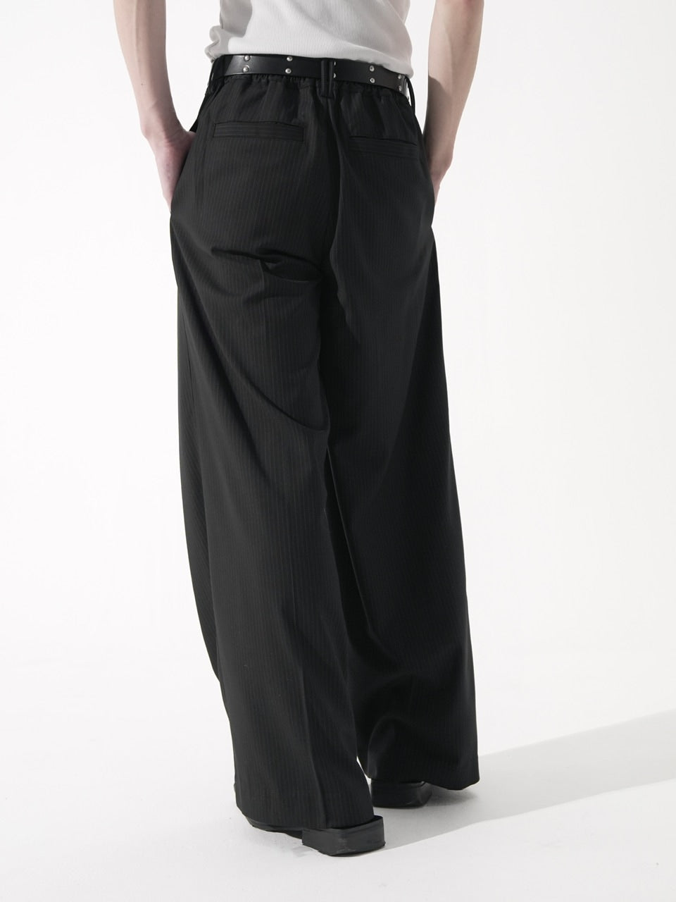 【CS】stripe cross tuck drape slacks (black)