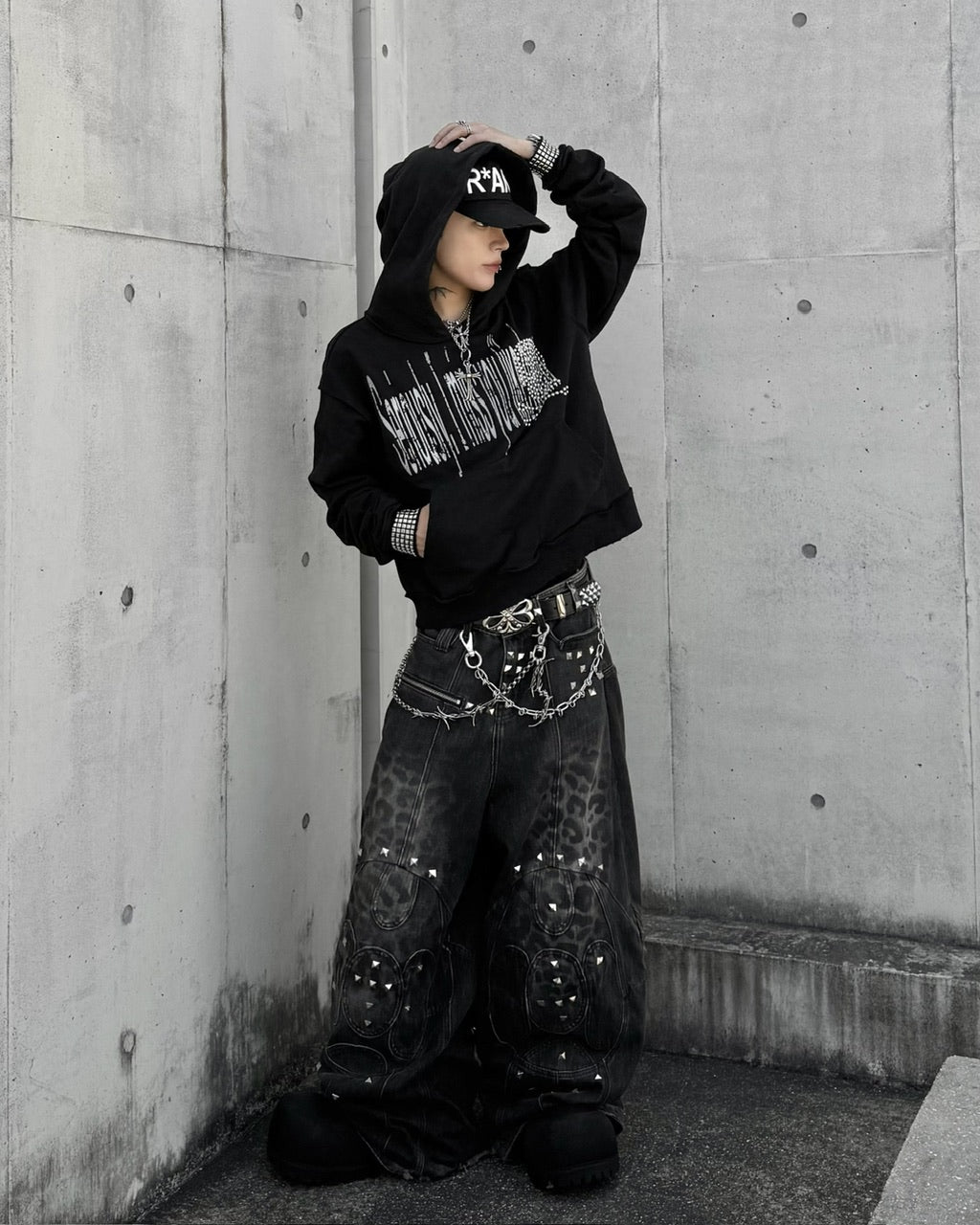 国際配送【Never mind the XU】studded skull hoodie