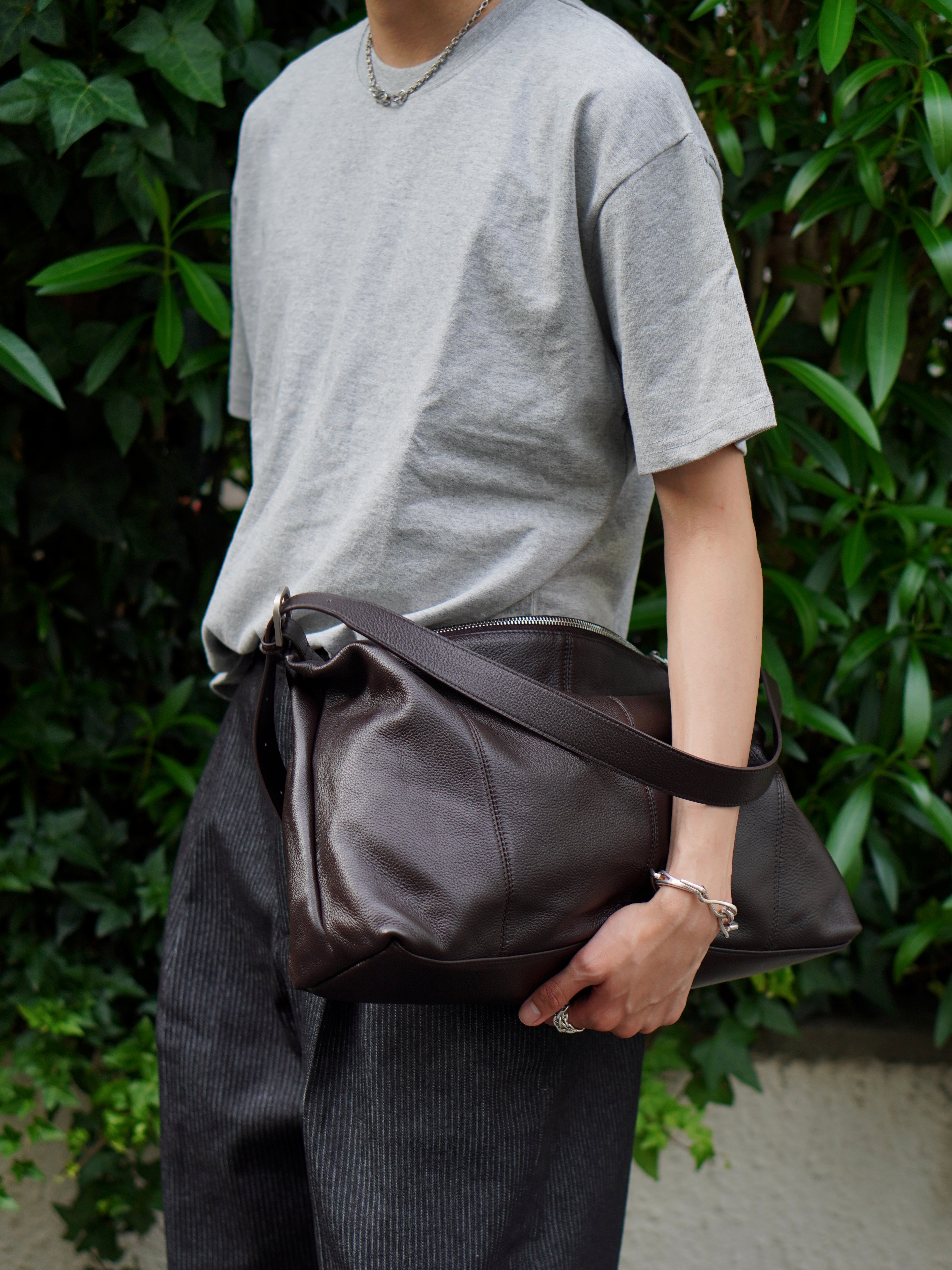 東京店WEB限定受注制【Chikashitsu +】cow leather cross bag (2color)