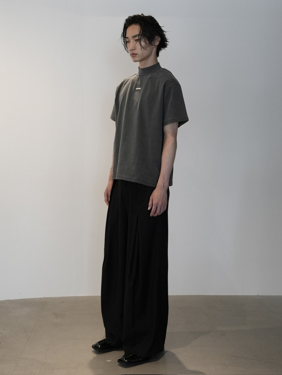 【CS】Shoulder zip mockneck tee (pigment black) / 【シーエス】ショルダージップモックネック半袖Tシャツ