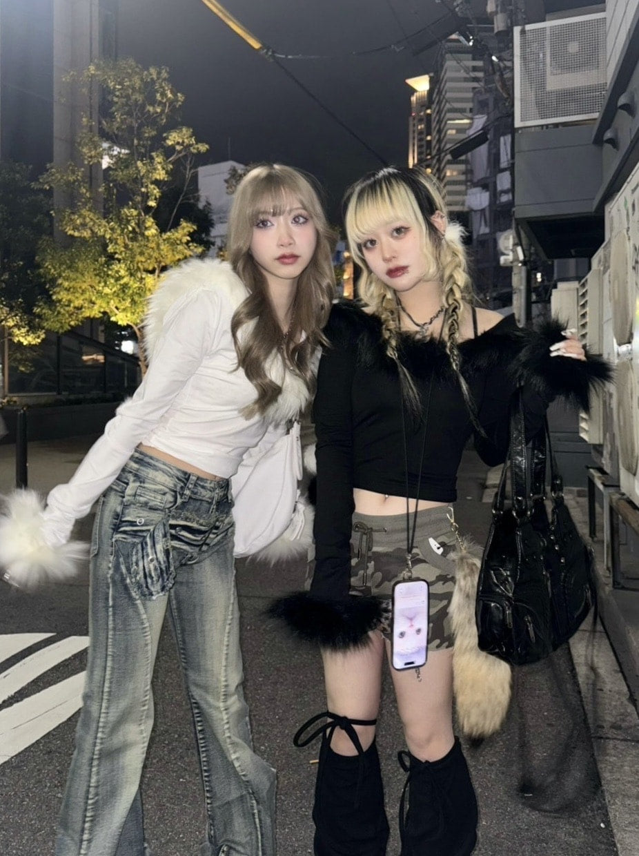 受注制【Never mind the XU】v neck crop fur hoodie (2color)