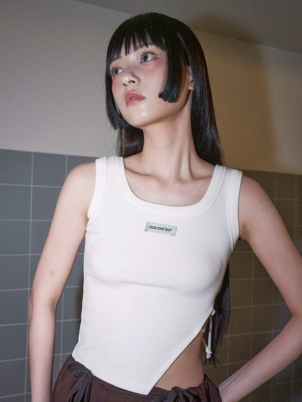 【ODDONEOUT】SIDE BUCKLE SLIT TOP