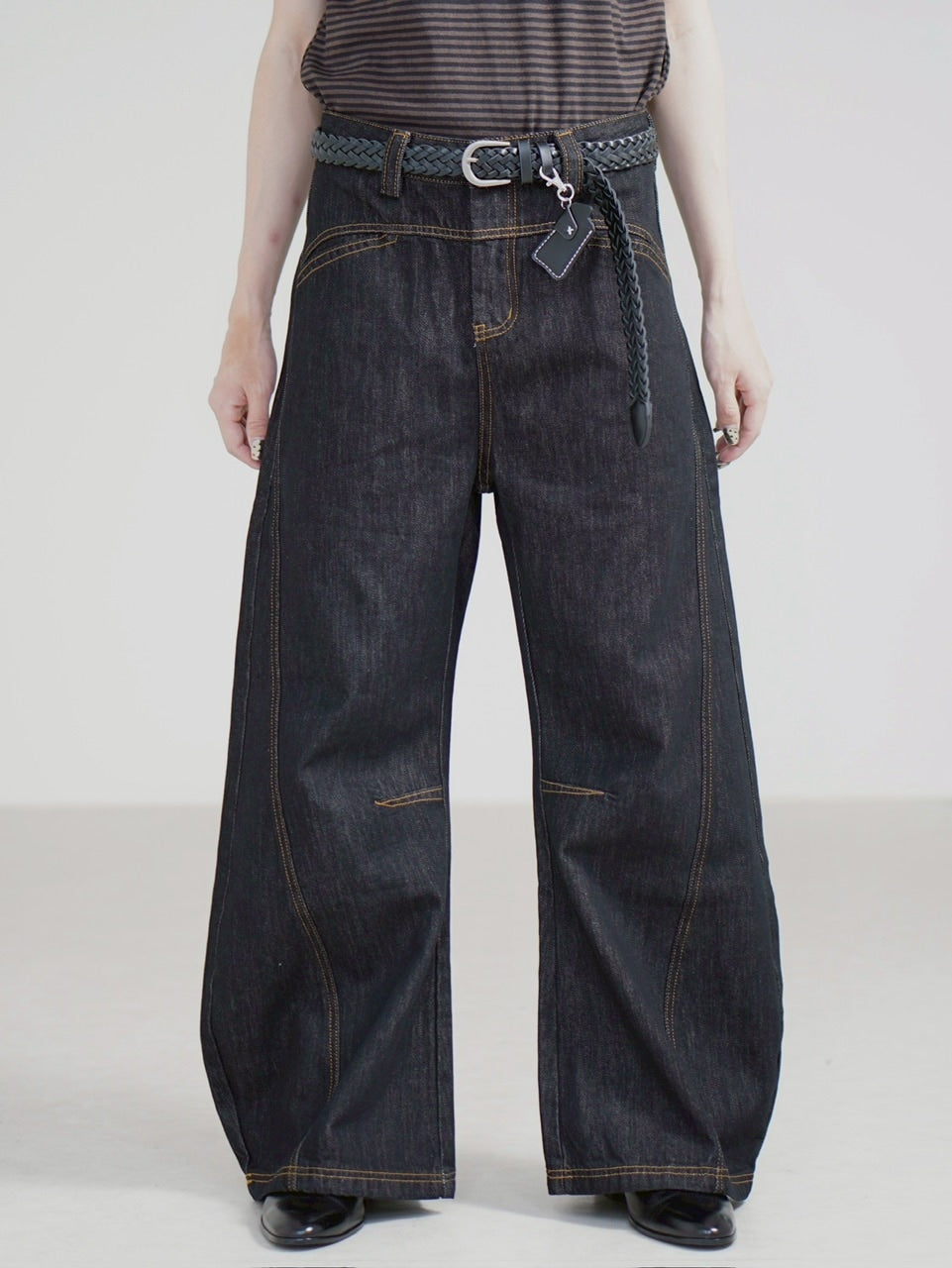 受注制【Chikashitsu +】lilting stitch curve denim pants / 【チカシツプラス】リルティングステッチカーブデニムパンツ