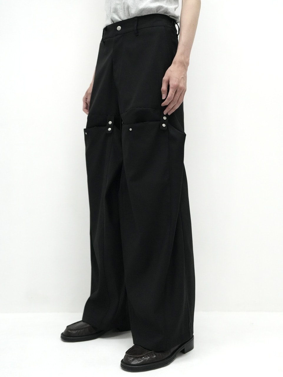 【CS】FLOW FIT DRAPE SLACKS(BLACK)