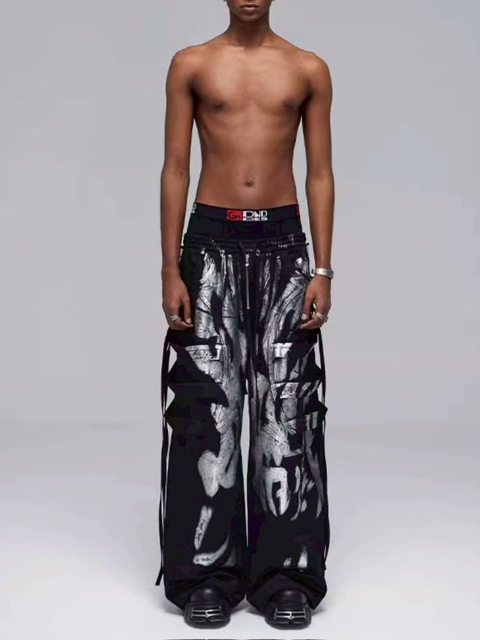 【DND4DES】 MULTI-LAYERED STRIPED GRAFFITI CARGO PANTS