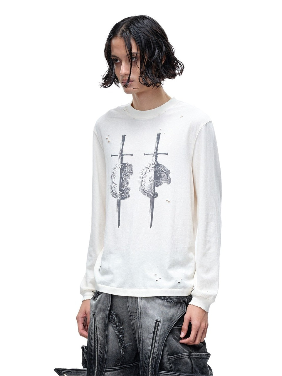 【The Boy Has No Patience】LUMINOUS DAWN SWORD & SHIELD TEE / 【ザボーイハズノーペーシェンス】ソードデザイングラフィックロゴダメージ長袖Tシャツ