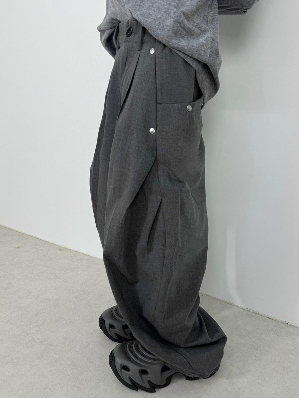 【Nerd out XU】side tuck slacks / 【ナードアウトエックスユー】サイドタックスラックス (2color)