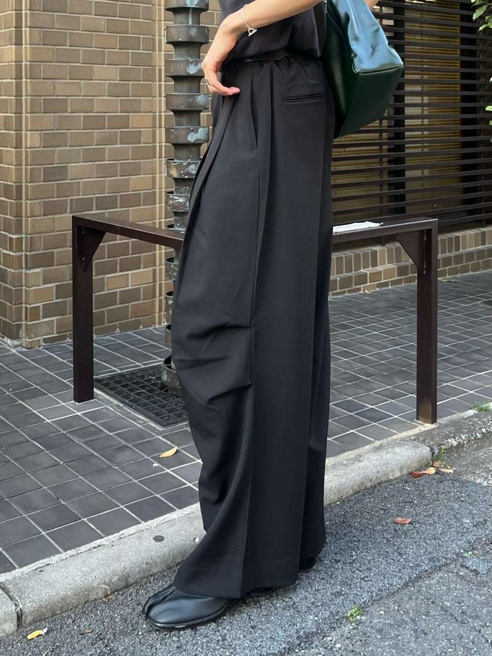 東京店WEB限定【Chikashitsu +】full length knee tuck slacks (2color)