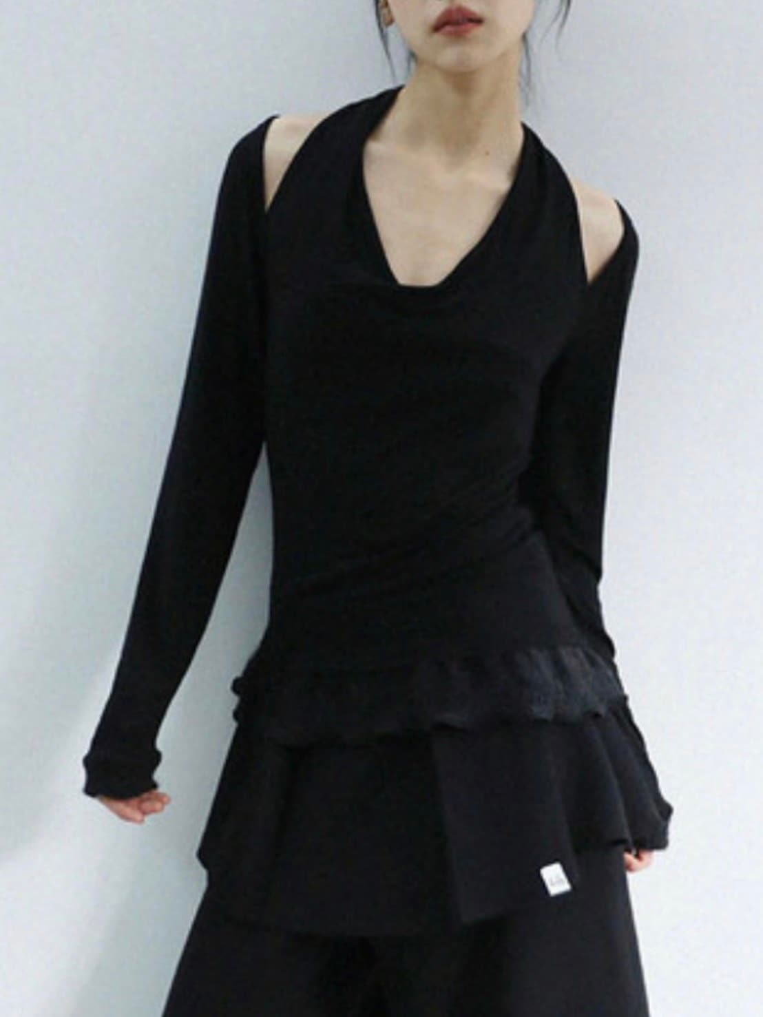 12/21 20:00 発売【Uglyshadow】SCARF FUR FRILL T-SHIRT