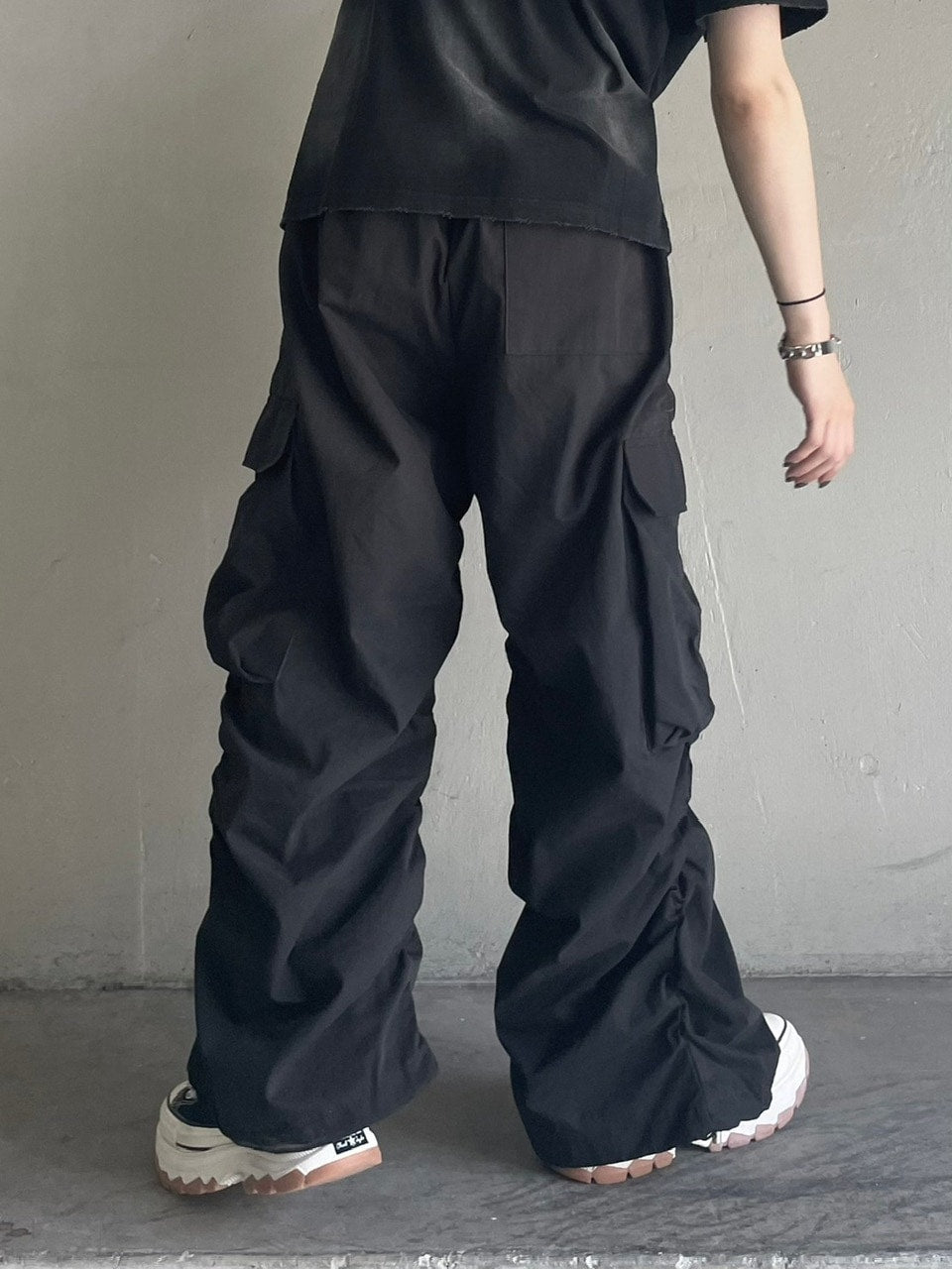 受注制【Chikashitsu +】oversized gather cargo pants (3color)