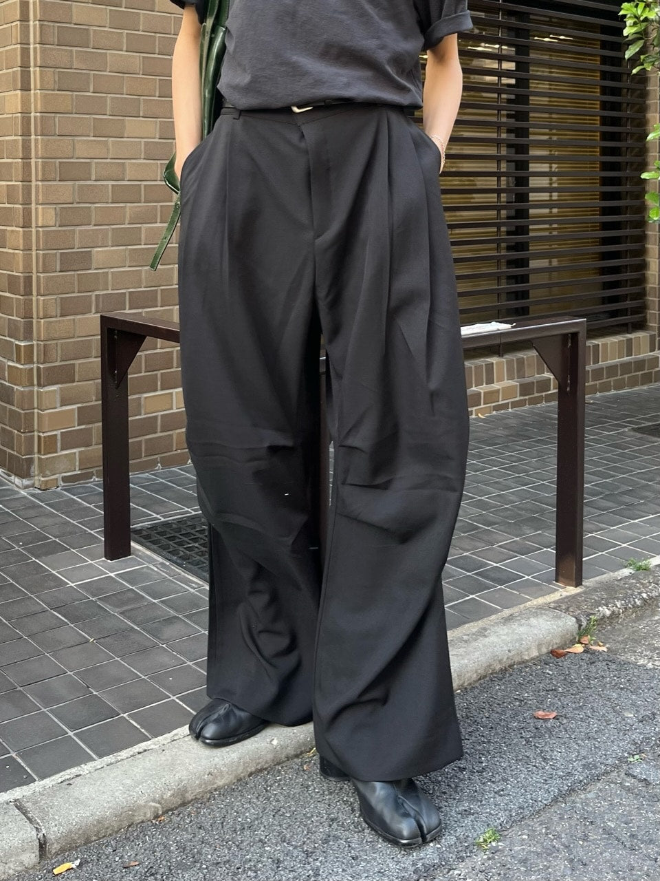 東京店WEB限定【Chikashitsu +】full length knee tuck slacks (2color)