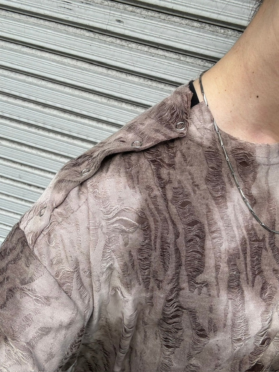 受注制【Chikashitsu +】shoulder button grunge knit (2color)