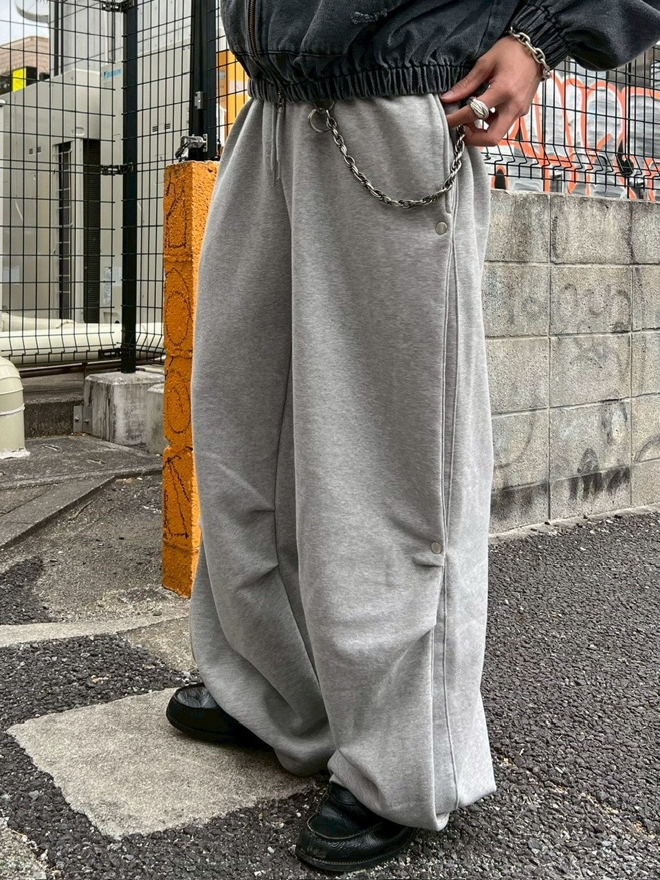 受注制【Chikashitsu +】side snap button sweat pants (2color)