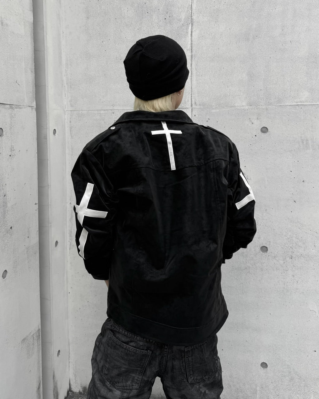 国際配送【Never mind the XU】cross emblem cropped leather jacket