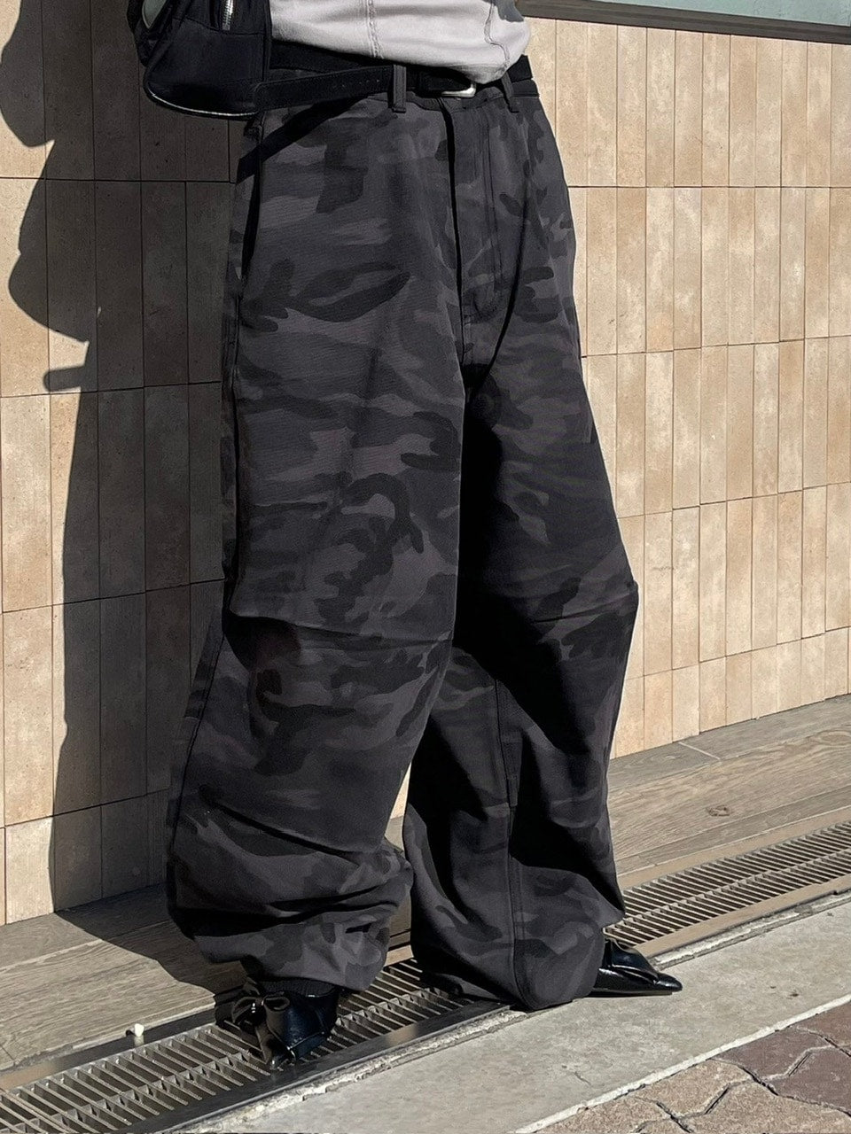 受注制【Chikashitsu +】snap button camouflage pants (2color) / 【チカシツプラス】スナップボタンカモフラージュワイドデニムパンツ