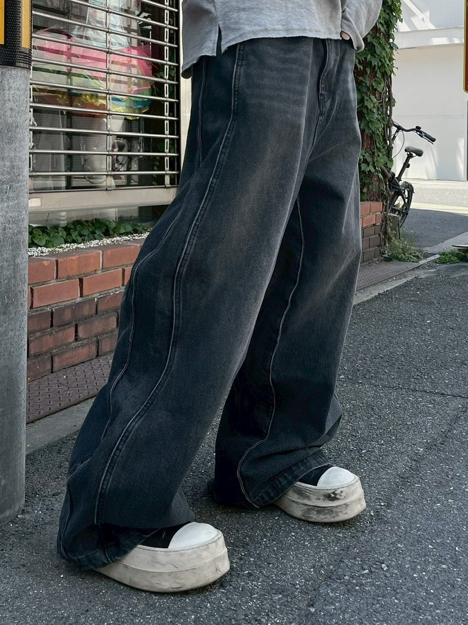 【Chikashitsu +】side wave design denim pants (BLACK)