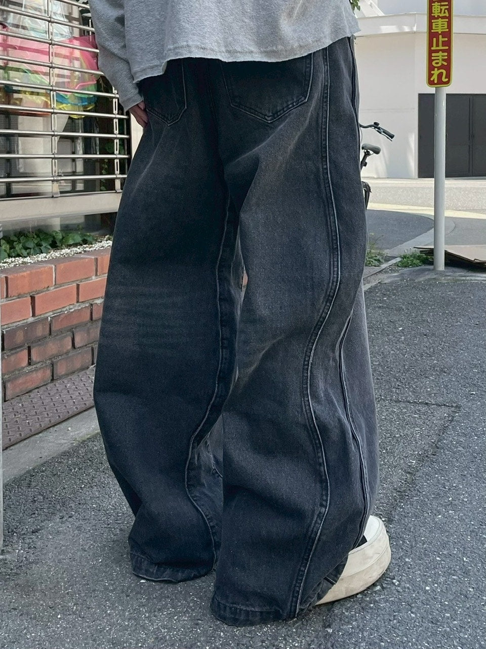 【Chikashitsu +】side wave design denim pants (BLACK)