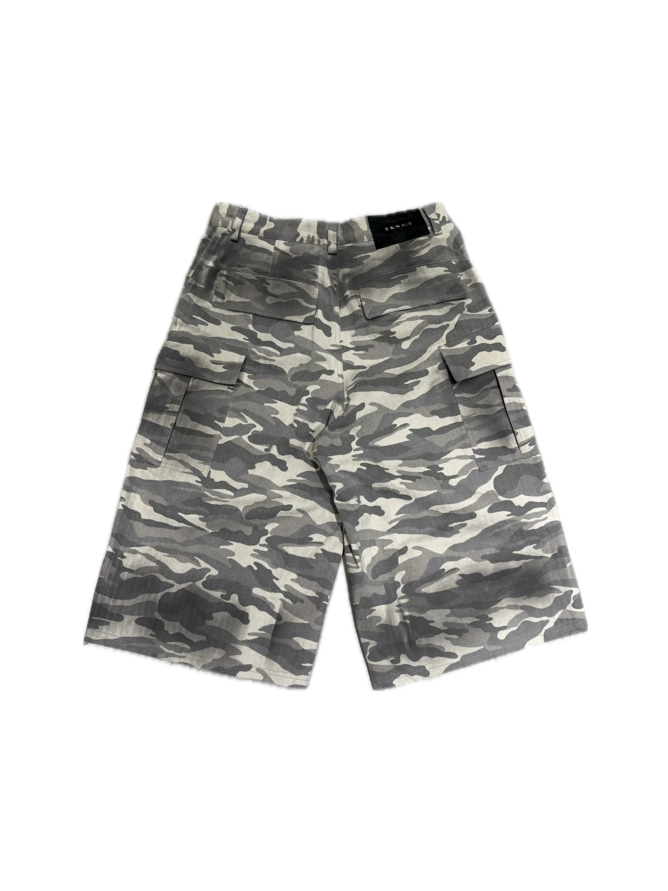【E RIN AI E】DISTRESSED CAMO CARGO BERMUDA PANTS