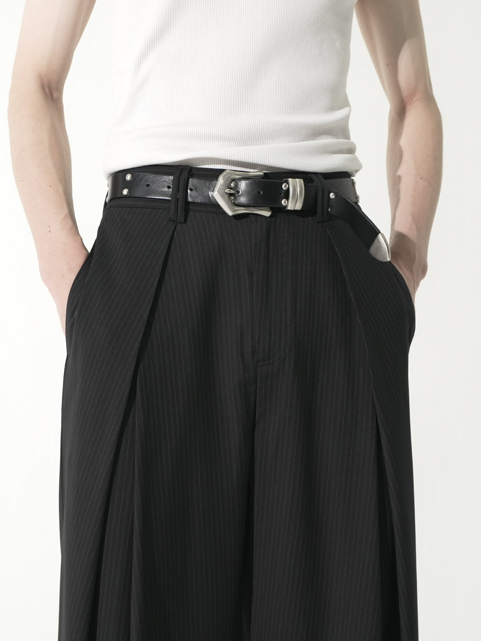 【CS】stripe cross tuck drape slacks (black)