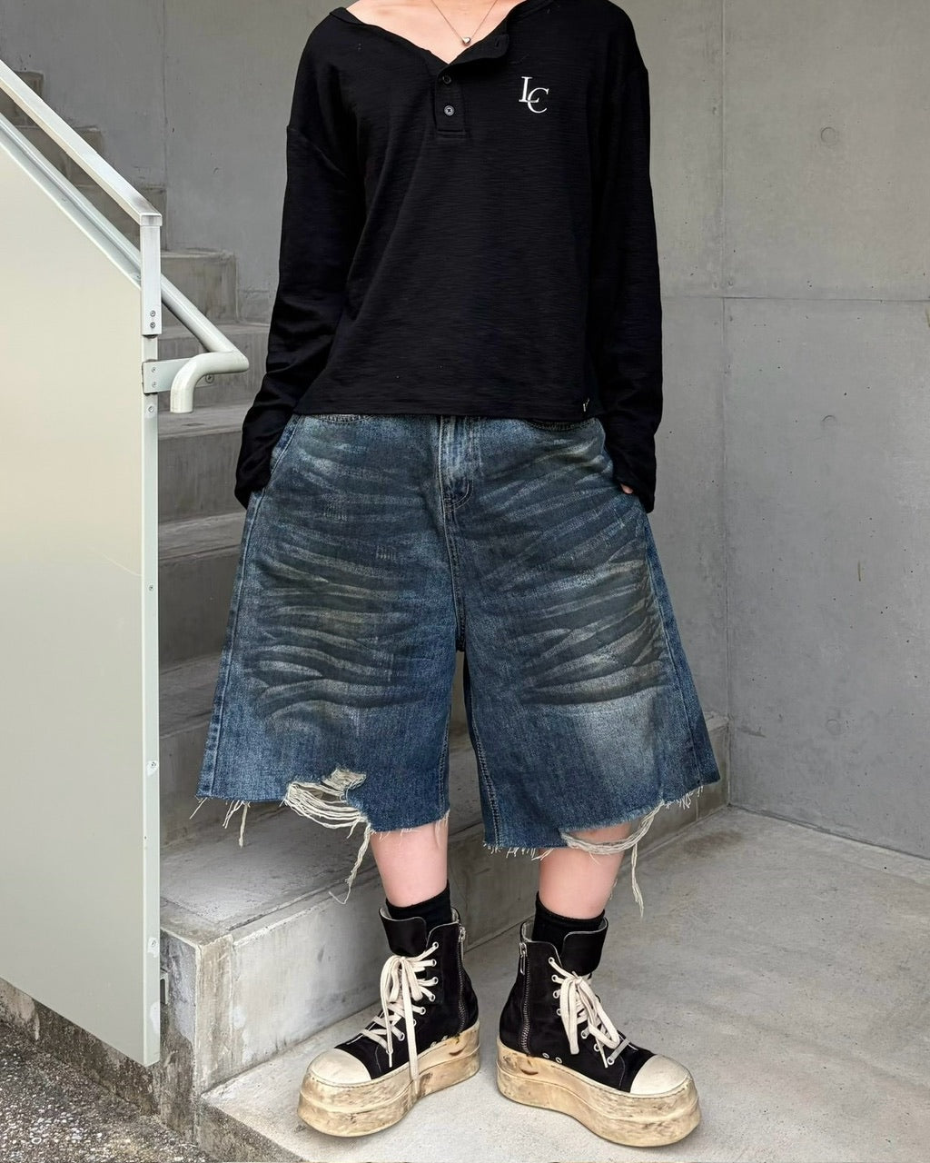 国際配送【LUV CODE】washed damage denim shorts