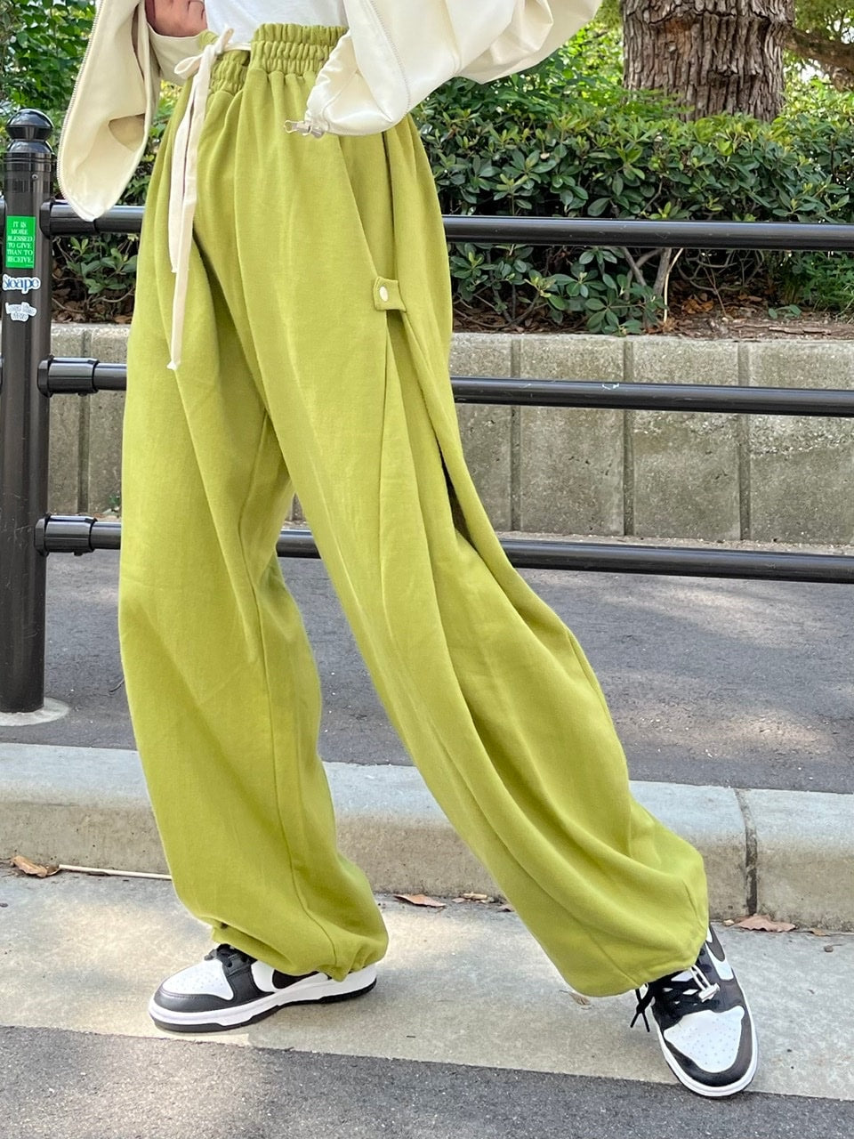 【Chikashitsu +】side button balloon sweat pants (3color)