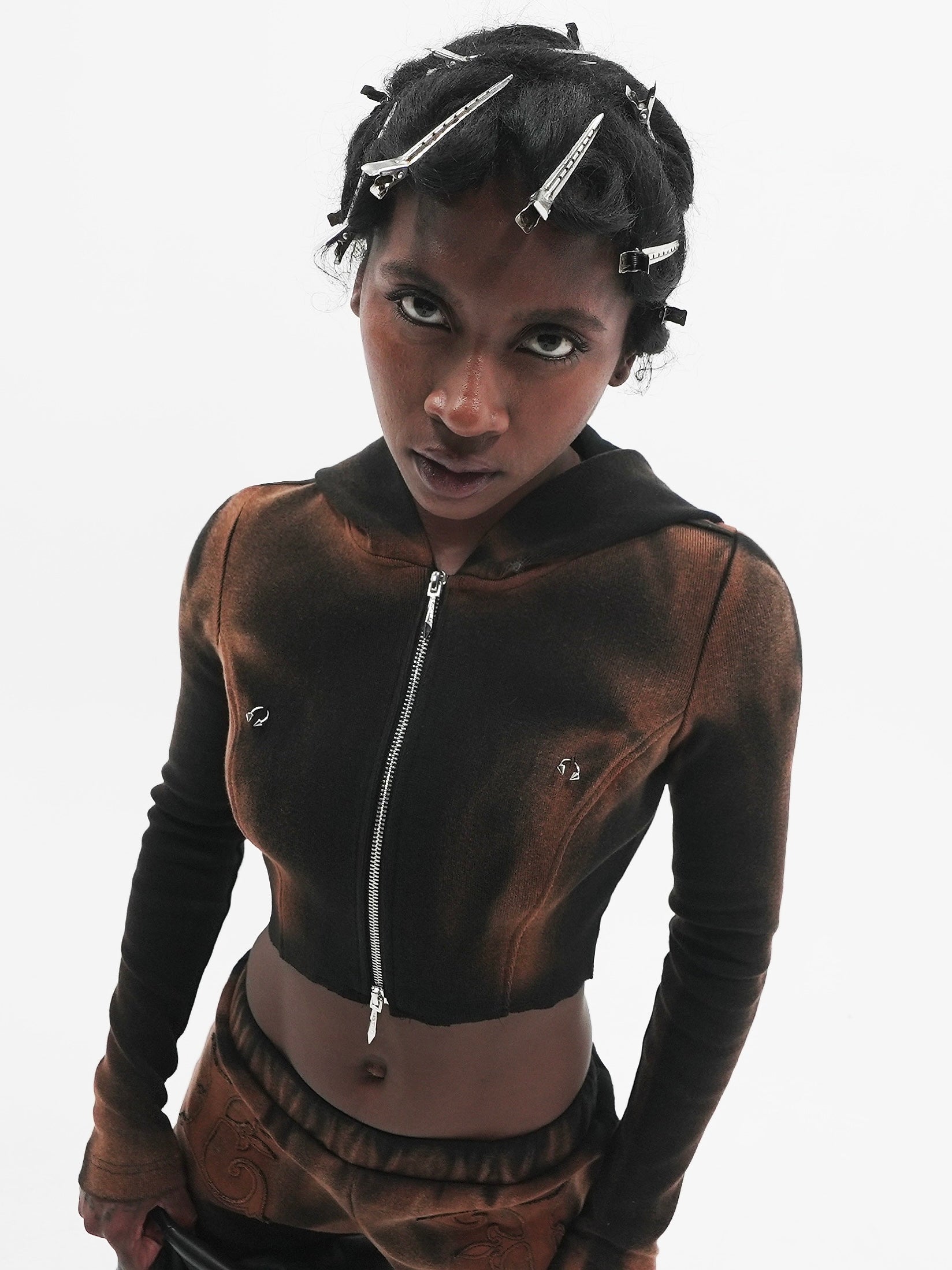 【E RIN AI E】PIERCED RUST CROP HOODIE ZIP UP