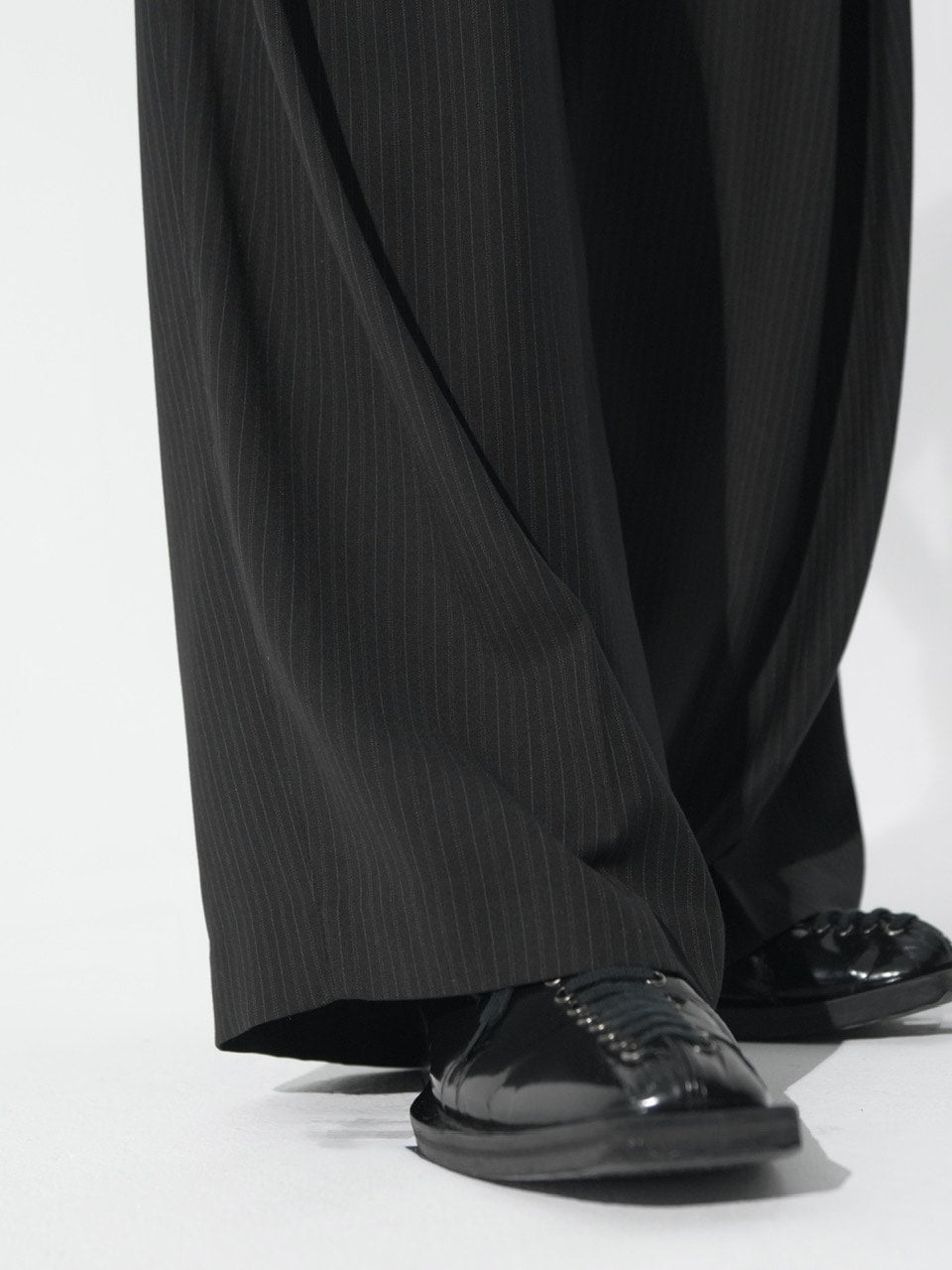 【CS】stripe cross tuck drape slacks (black)