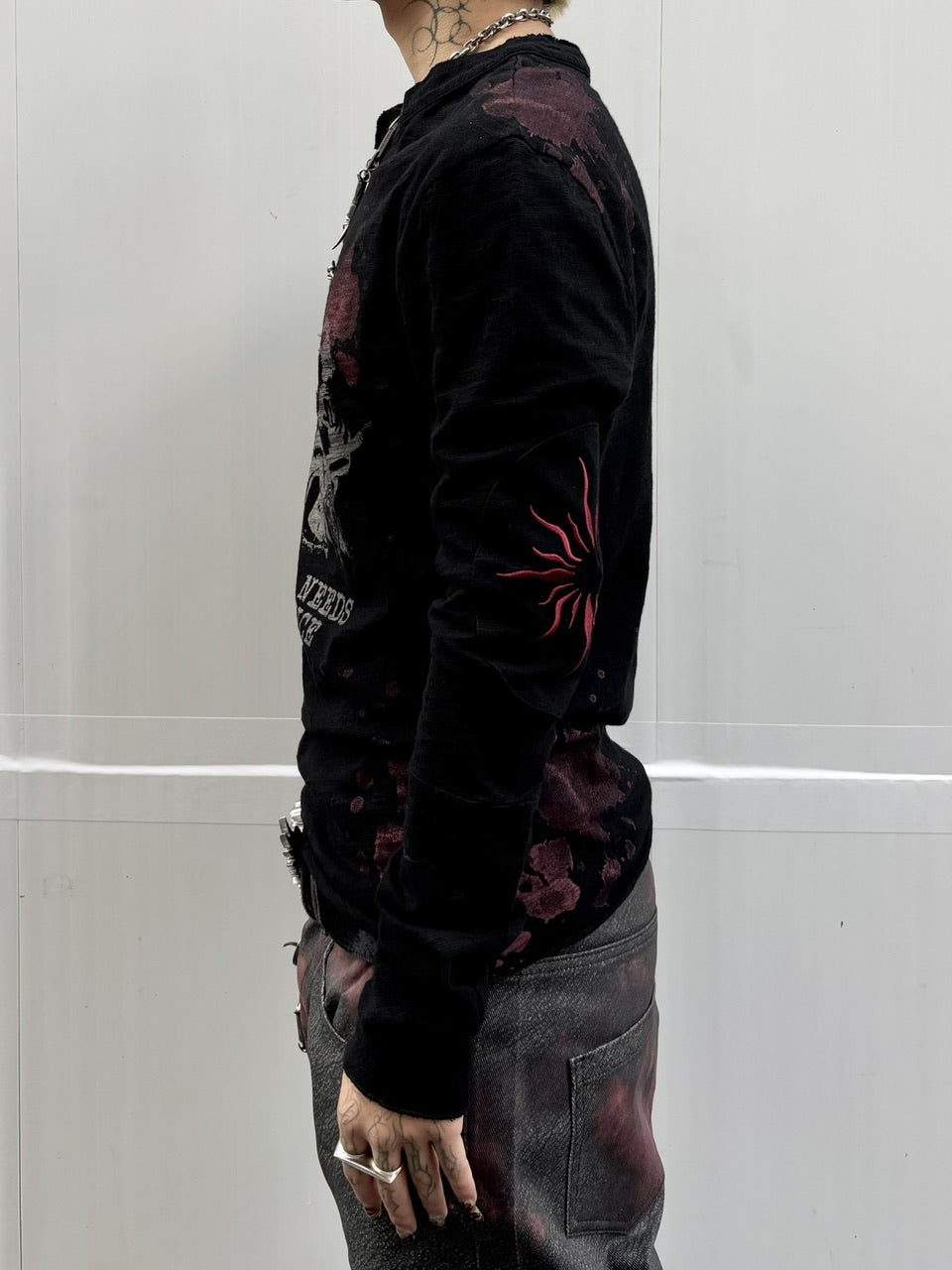 国際配送【Never mind the XU】paint graphic henley long sleeve