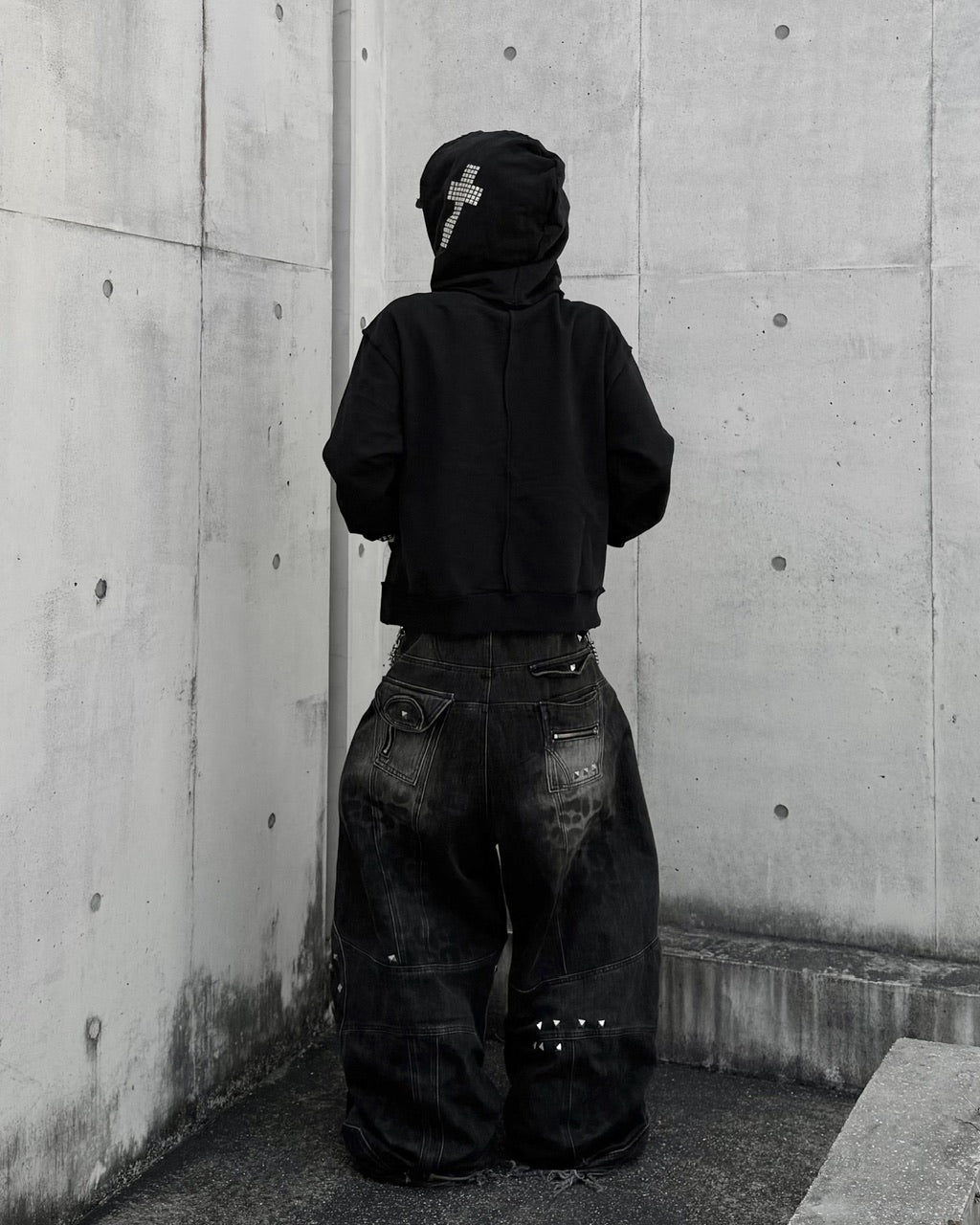 国際配送【Never mind the XU】studded skull hoodie