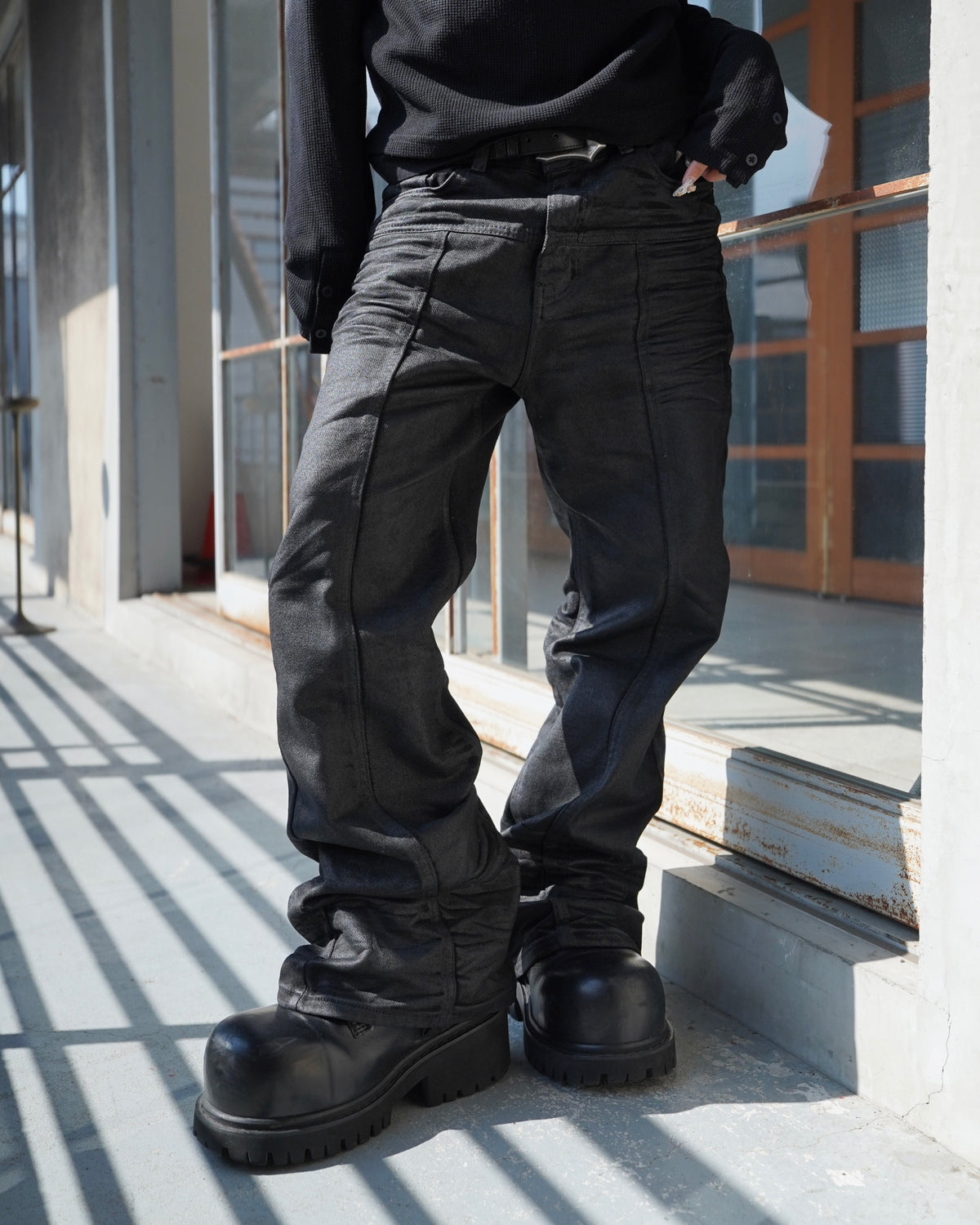 【CHIKASHITSU PLUS HIGH】Linear coating denim flare pants