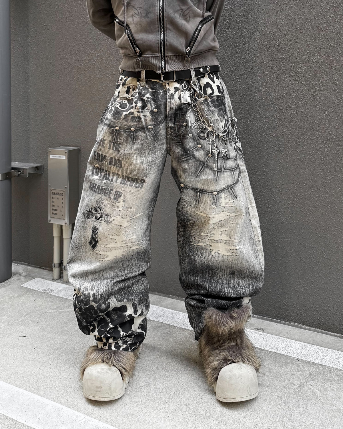国際配送【Never mind the XU】Leopard graphic washed denim pants