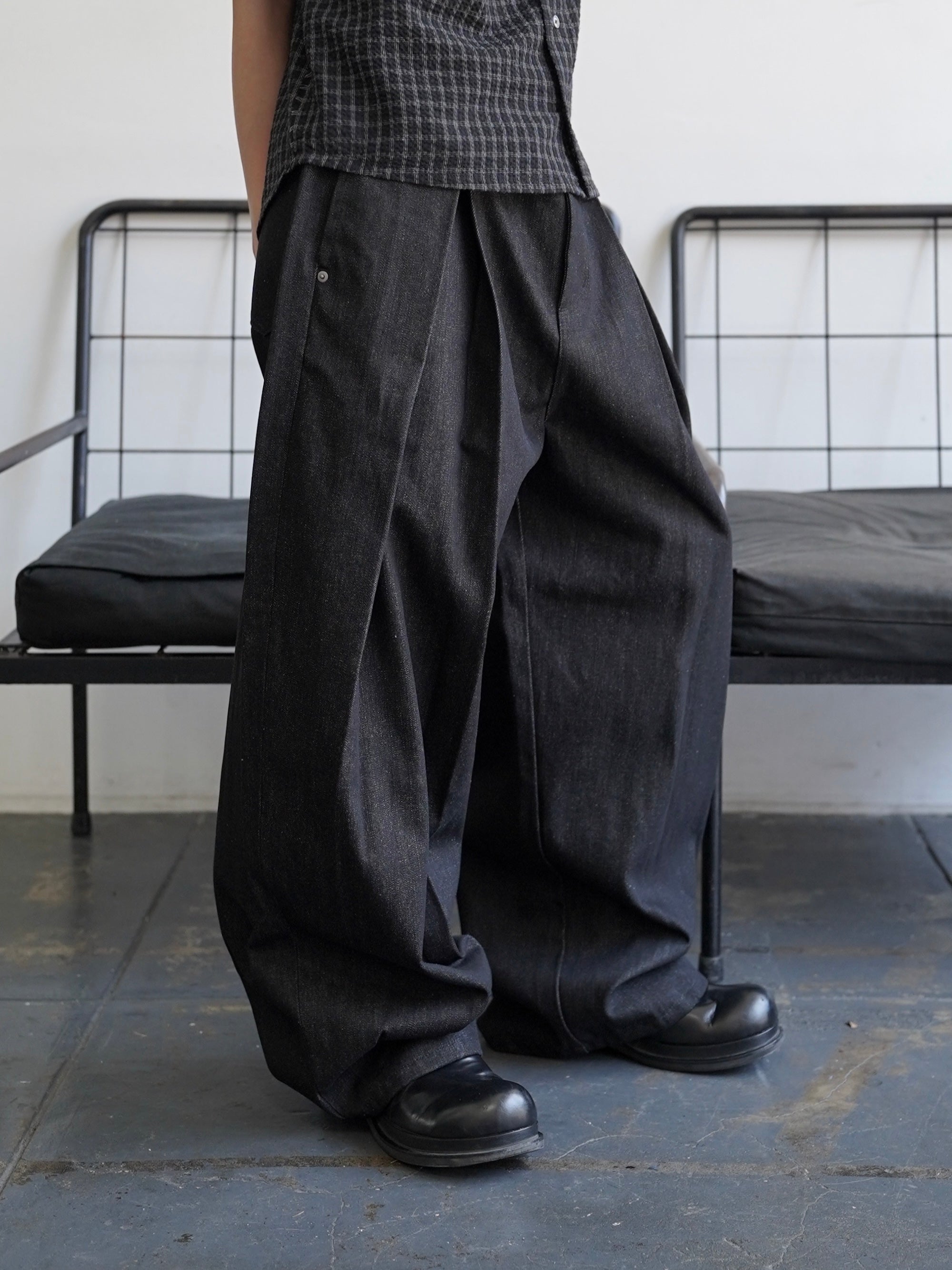 5/23 20:00発売【CHIKASHITSU PLUS HIGH】Deep tuck raw denim pants