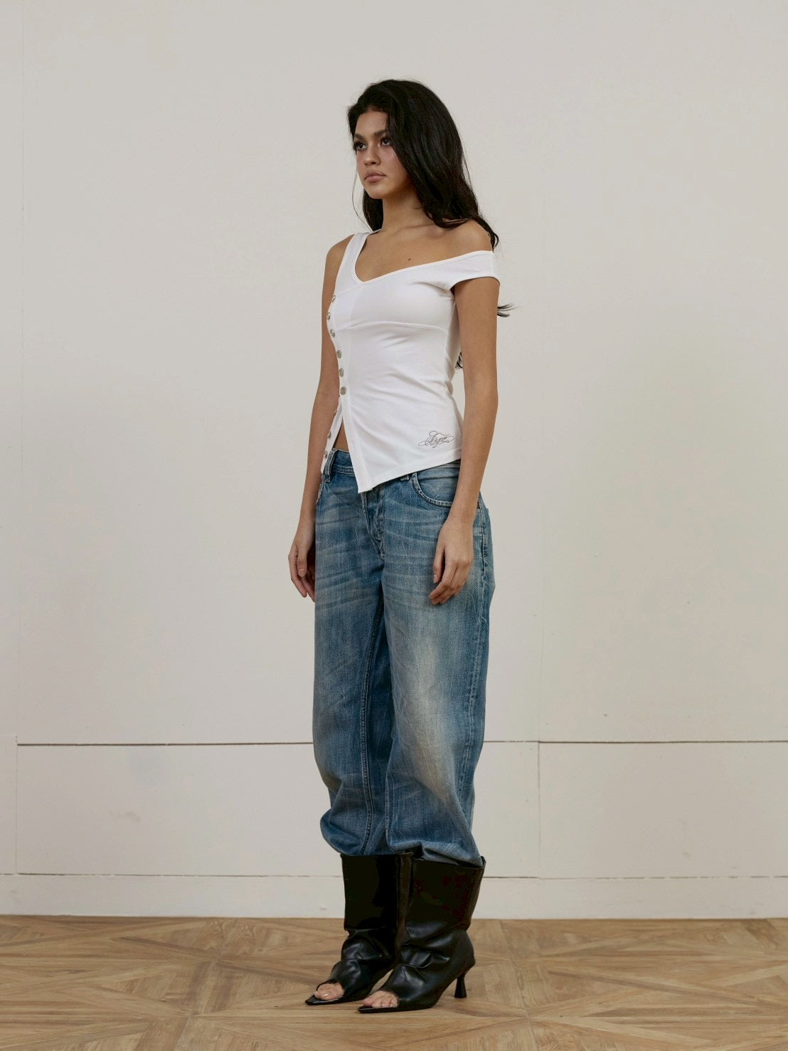 【EYEER】Script Logo Button One Shoulder Sleeveless