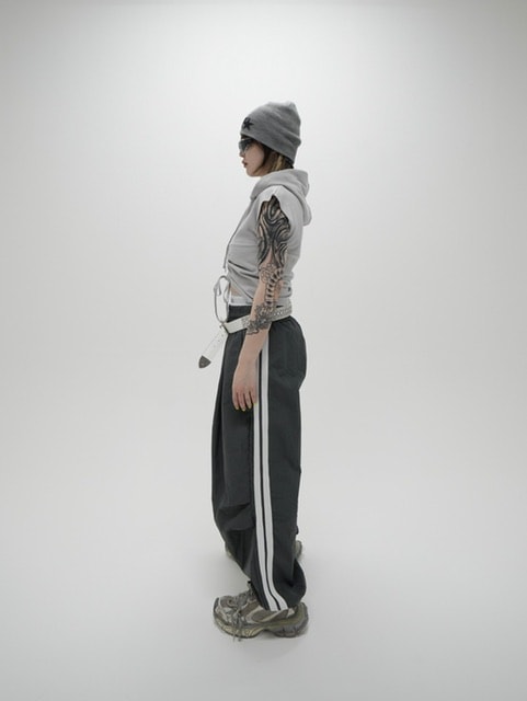 受注制【Never mind the XU】shirring cropped hoodie (2color)
