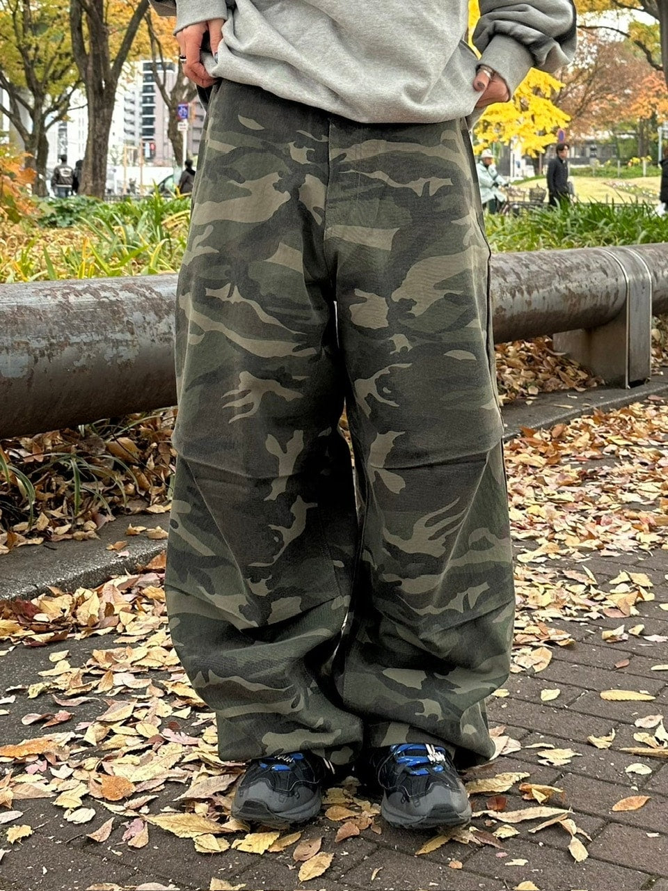 受注制【Chikashitsu +】snap button camouflage pants (2color) / 【チカシツプラス】スナップボタンカモフラージュワイドデニムパンツ