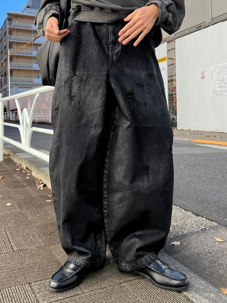 受注制【Chikashitsu +】coating damage wide denim pants / 【チカシツプラス】コーティングダメージワイドデニムパンツ
