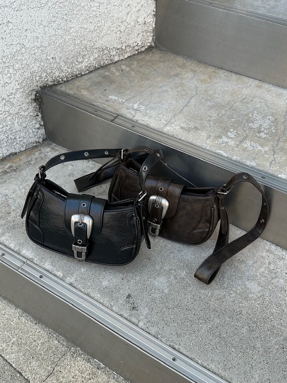 大阪店WEB限定受注制【Chikashitsu +】belt buckle shoulder bag (2color)