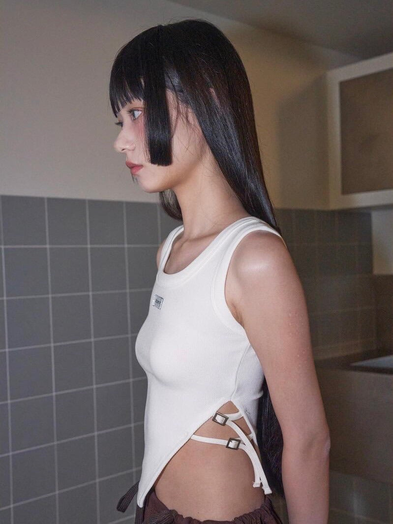 【ODDONEOUT】SIDE BUCKLE SLIT TOP