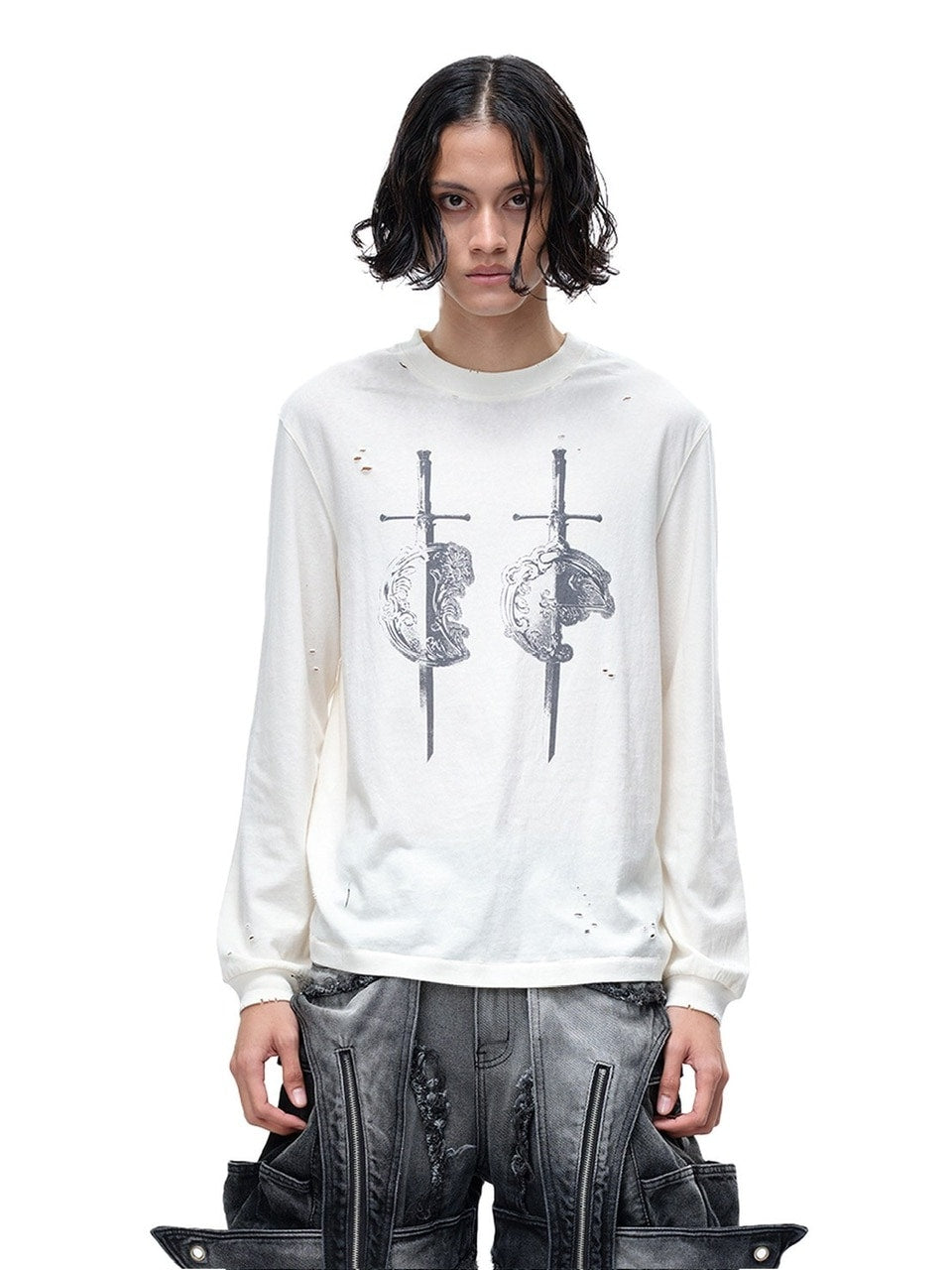 【The Boy Has No Patience】LUMINOUS DAWN SWORD & SHIELD TEE / 【ザボーイハズノーペーシェンス】ソードデザイングラフィックロゴダメージ長袖Tシャツ