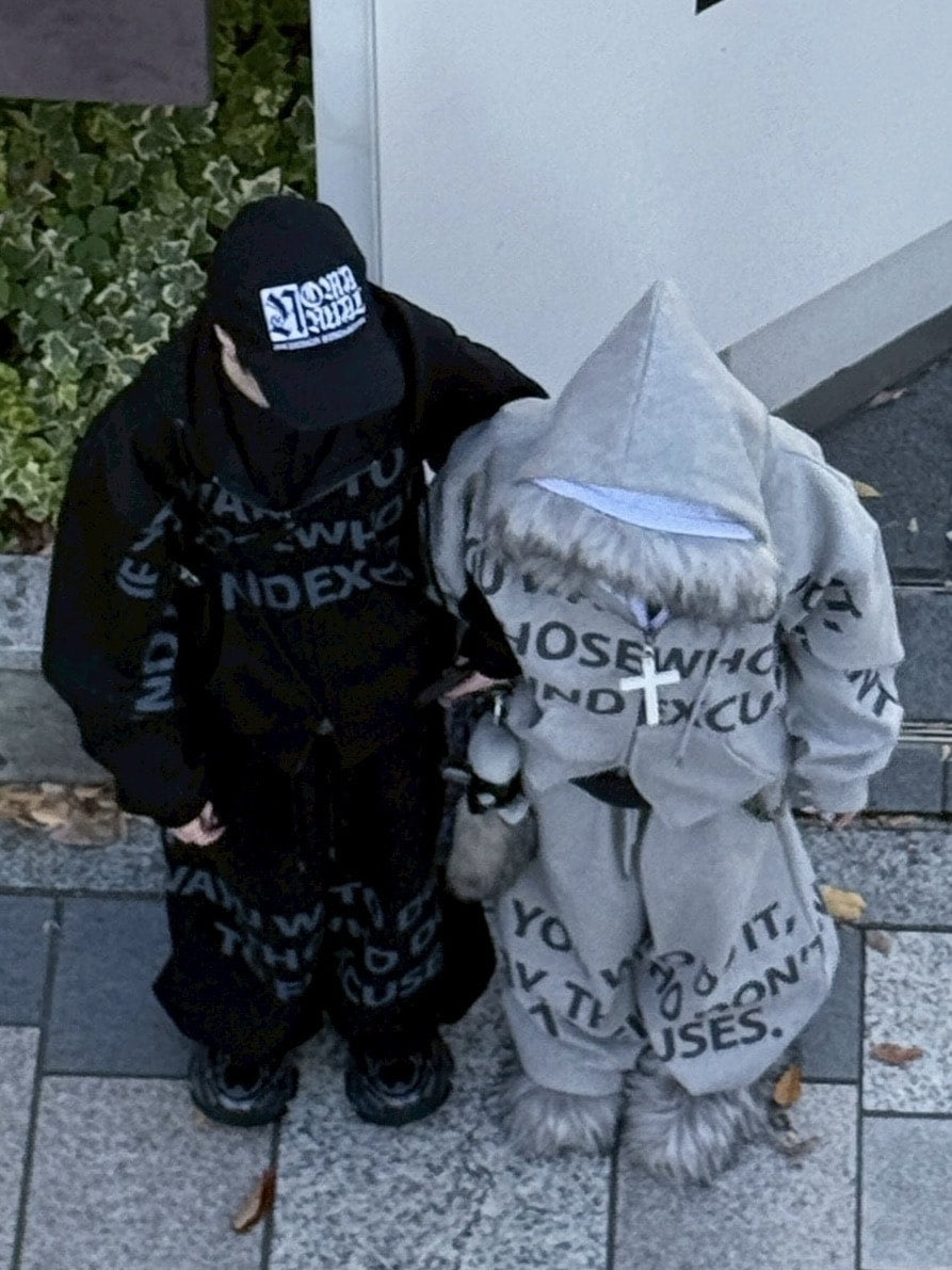 受注制【nmtc +】lettering cropped zip up hoodie / 【エヌエムティーシープラス】レタリングクロップドジップパーカー(2color)