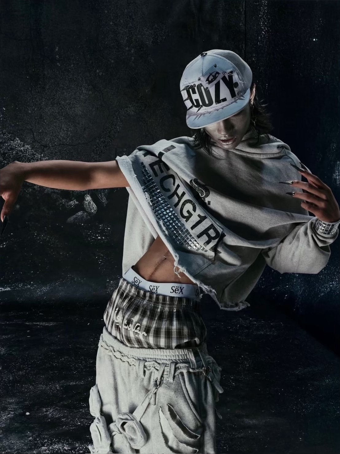 【Cozy world Wide】"TECH G1RL" STUDDED HOODIE / 【コージーワールドワイド】ロゴグラフィックスタッズフードパーカー