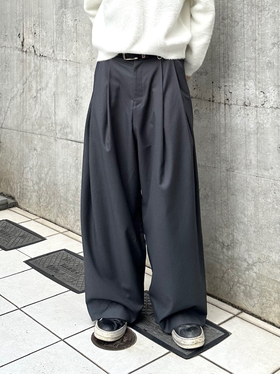 受注制【Chikashitsu +】two-tuck wide slacks / 【チカシツプラス
