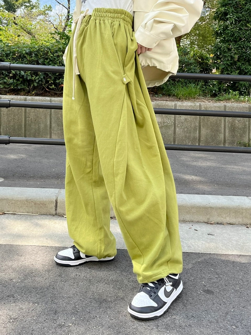 【Chikashitsu +】side button balloon sweat pants (3color)