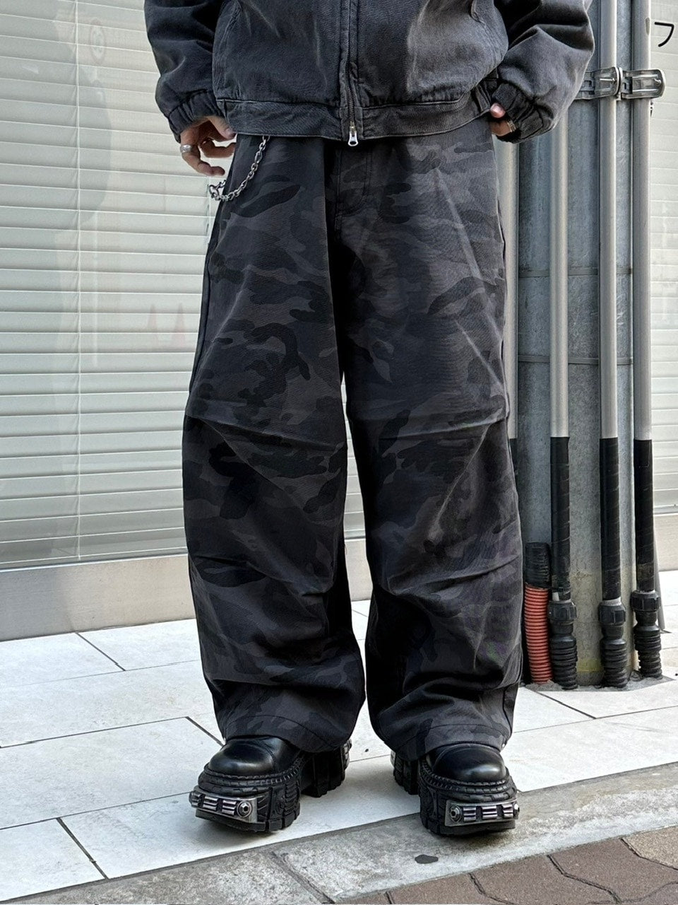 受注制【Chikashitsu +】snap button camouflage pants (2color) / 【チカシツプラス】スナップボタンカモフラージュワイドデニムパンツ