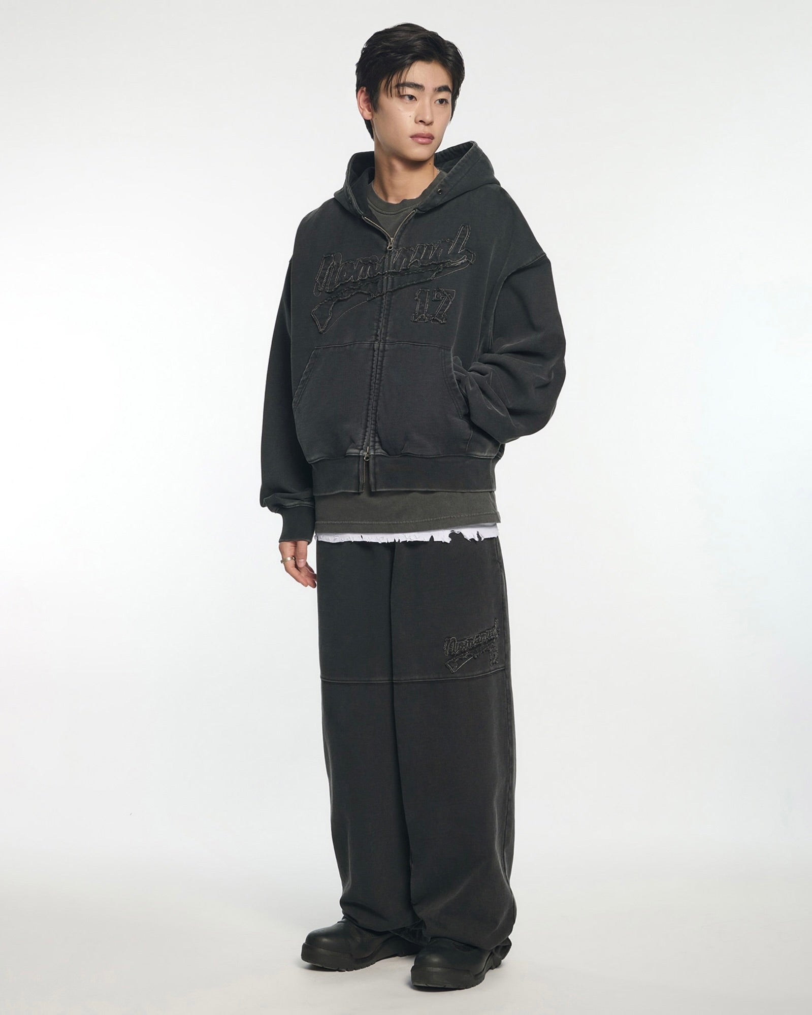 【NOMANUAL】APPLIQUE HOODED ZIP-UP