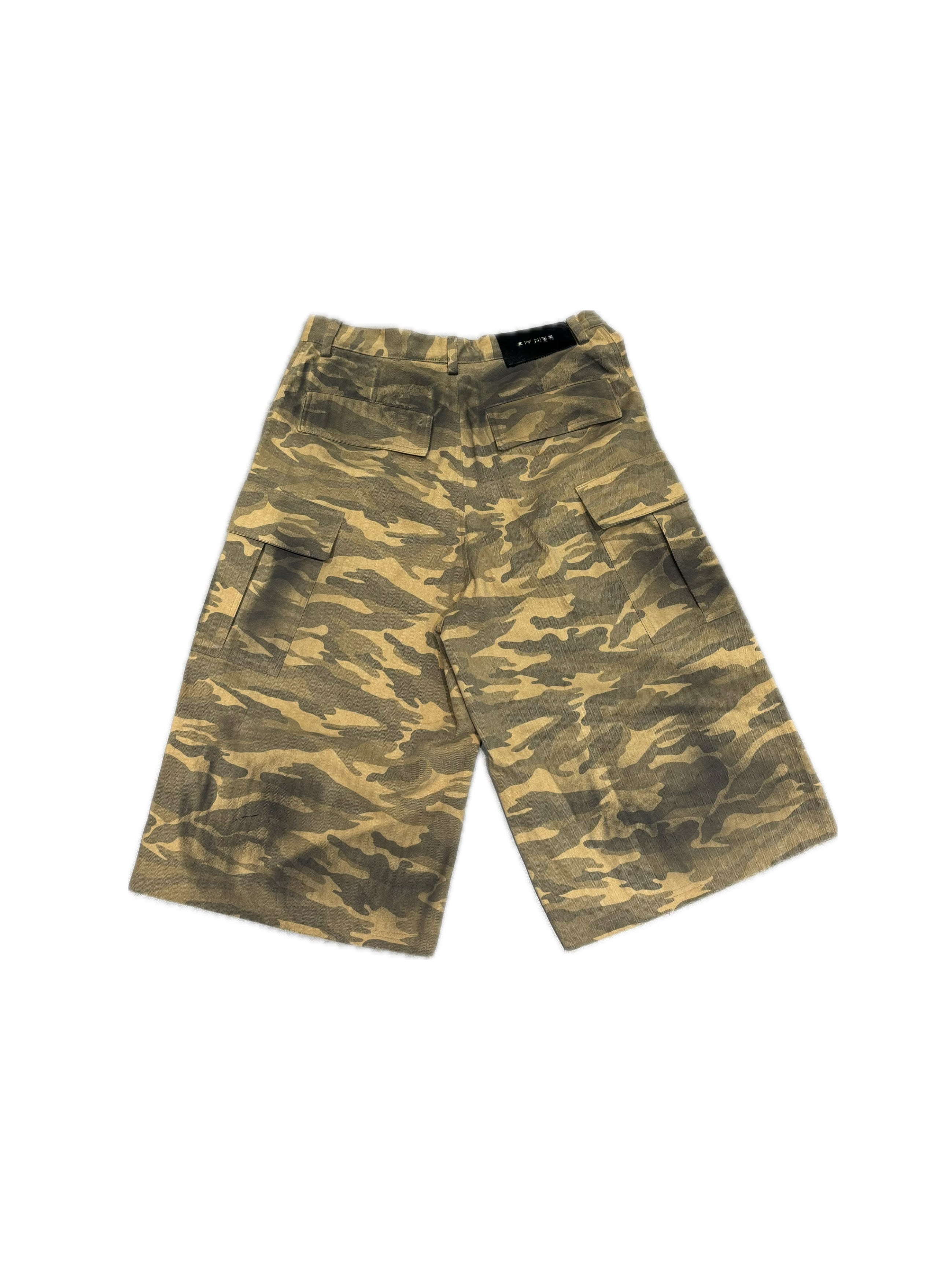 【E RIN AI E】DISTRESSED CAMO CARGO BERMUDA PANTS